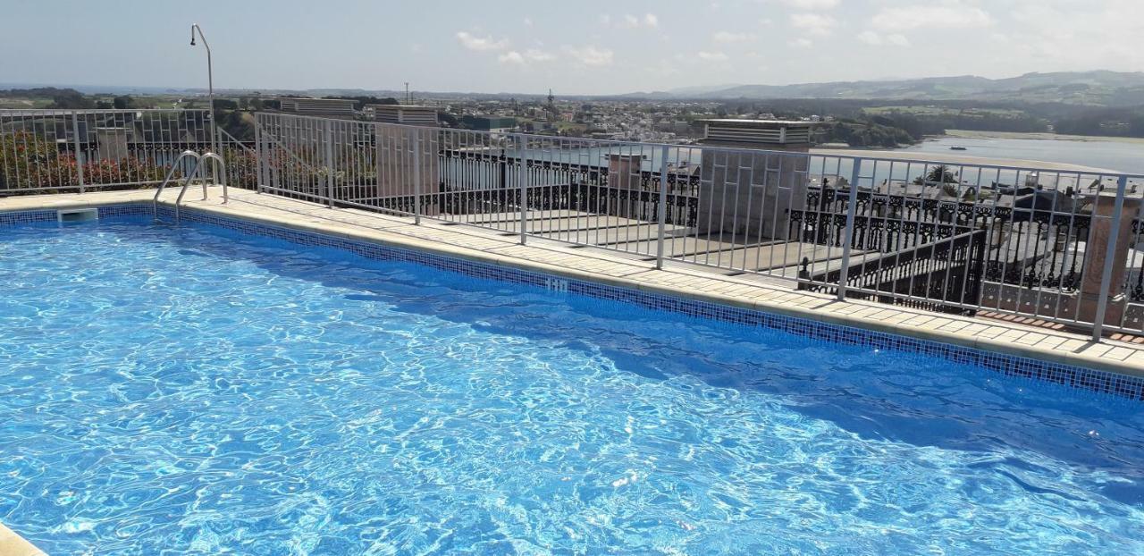 Atico Centrico Con Piscina Comunitaria Apartment Ribadeo Luaran gambar